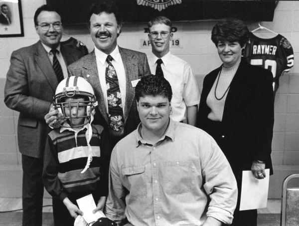 1995 - Father, sons pose with UW football player